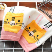 Új modell gyerekkardigán színes gombokkal és fehér hímzéssel lányoknak