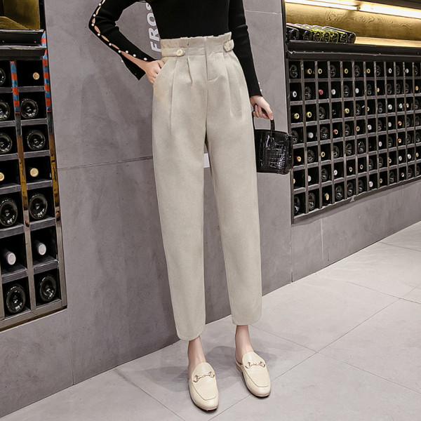 Női alkalmi nadrág fekete és bézs színben, zsebekkel és magas derékkal