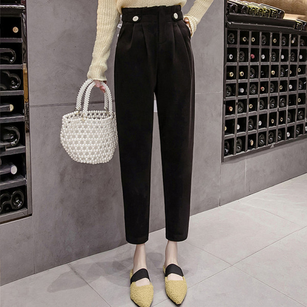 Női alkalmi nadrág fekete és bézs színben, zsebekkel és magas derékkal