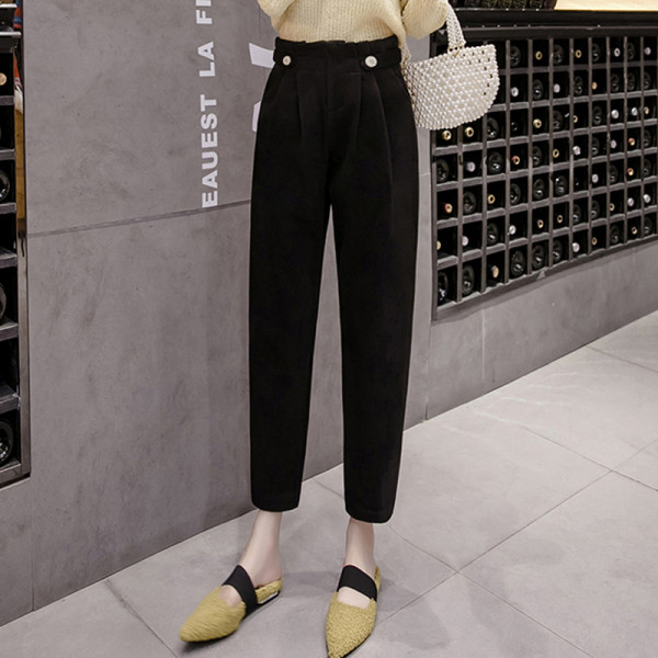 Női alkalmi nadrág fekete és bézs színben, zsebekkel és magas derékkal