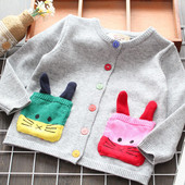 Modern gyerekmellény lányoknak, zsebekkel és színes szürke gombokkal