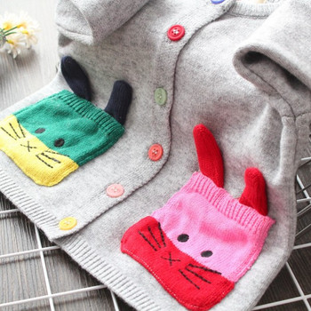 Μοντέρνα παιδική ζακέτα για κορίτσια με τσέπες και χρωματιστά κουμπιά σε γκρι χρώμα
