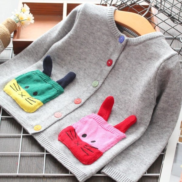 Modern gyerekmellény lányoknak, zsebekkel és színes szürke gombokkal