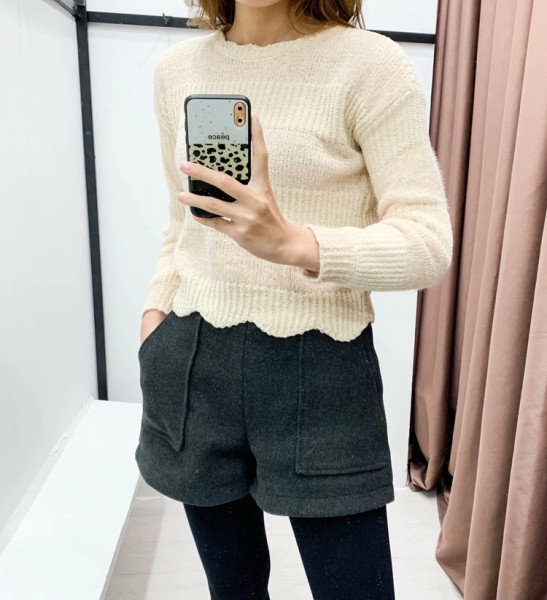 Rövid szabású aszimmetrikus pulóver vékony kötésből, bézs színben