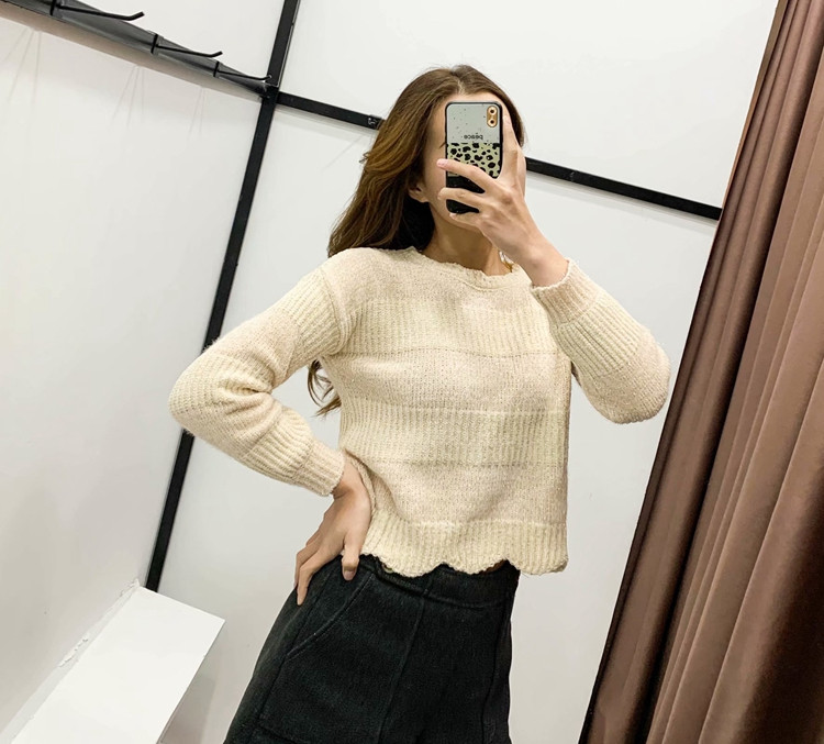 Rövid szabású aszimmetrikus pulóver vékony kötésből, bézs színben