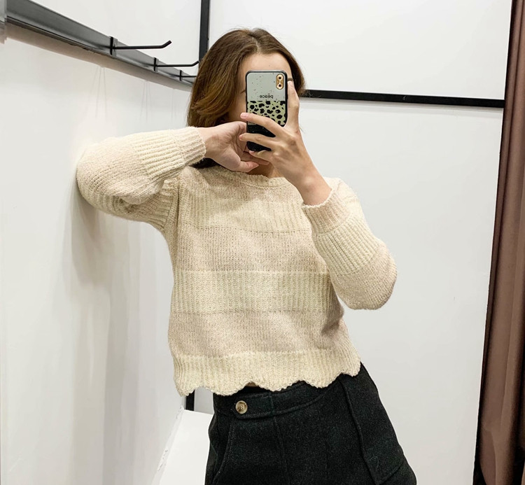 Rövid szabású aszimmetrikus pulóver vékony kötésből, bézs színben