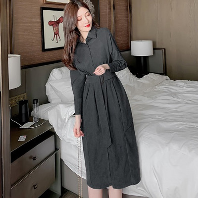 Rochie cu croială lungă cu curea și guler clasic în albastru și negru