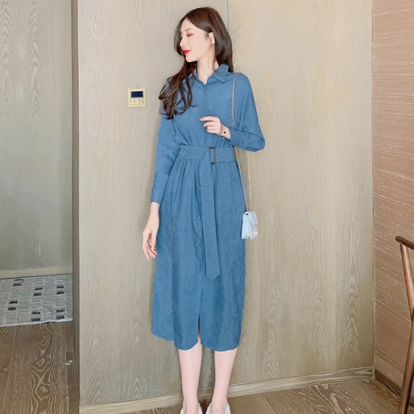 Rochie cu croială lungă cu curea și guler clasic în albastru și negru