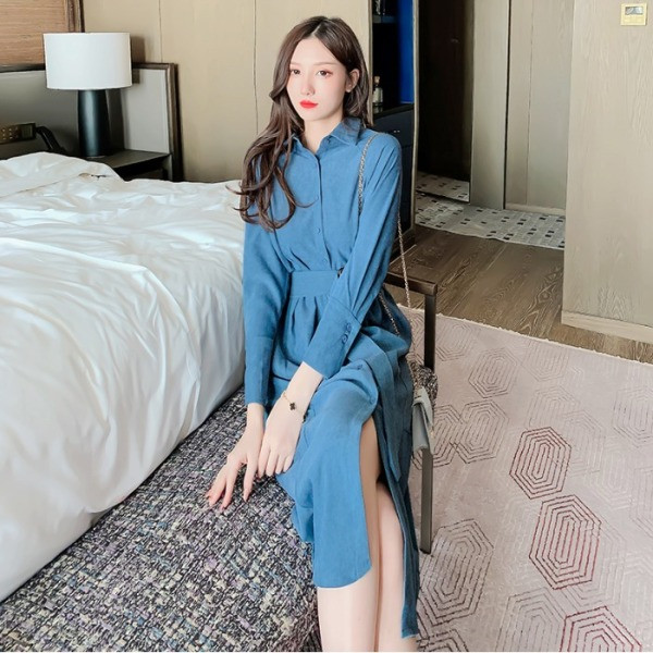 Rochie cu croială lungă cu curea și guler clasic în albastru și negru