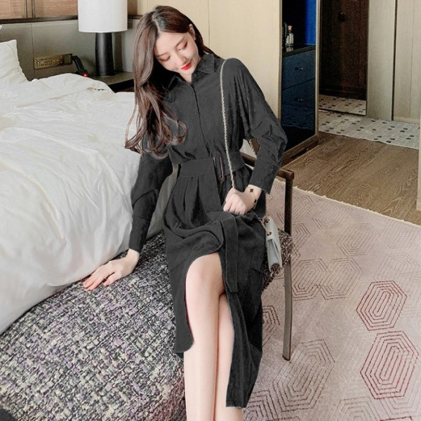 Rochie cu croială lungă cu curea și guler clasic în albastru și negru