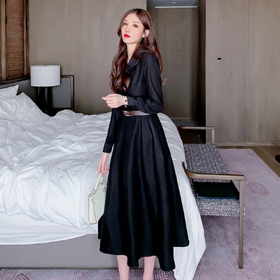 Rochie de dama cu croiala lejera de lungime medie de culoare neagra cu curea