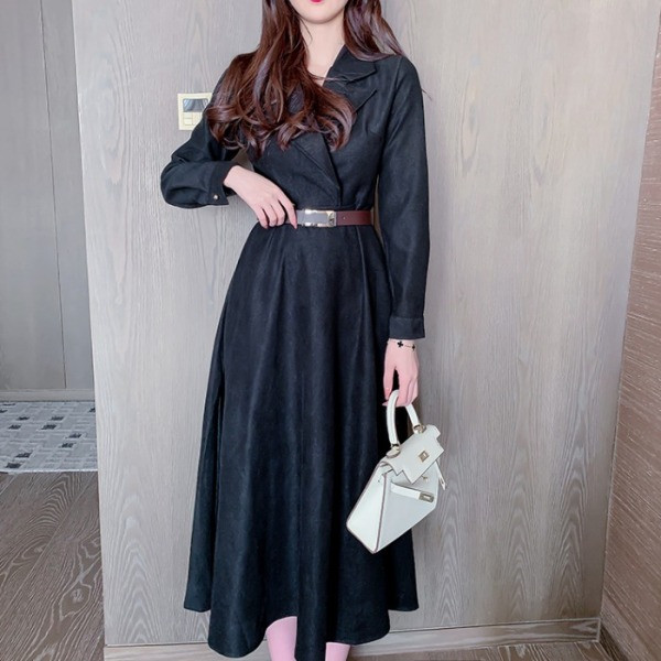 Rochie de dama cu croiala lejera de lungime medie de culoare neagra cu curea