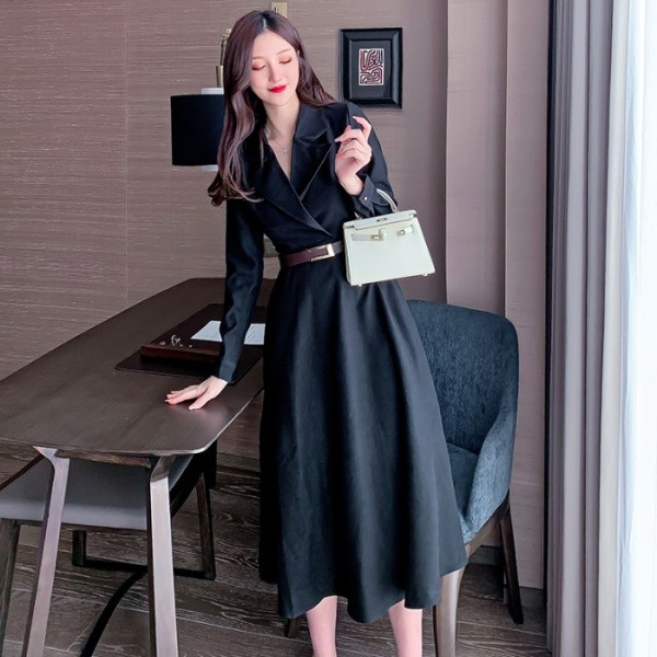 Rochie de dama cu croiala lejera de lungime medie de culoare neagra cu curea