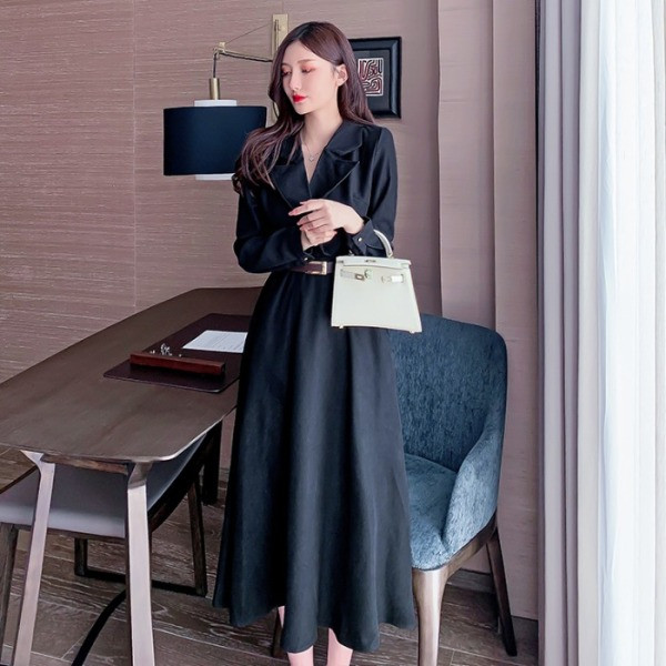 Rochie de dama cu croiala lejera de lungime medie de culoare neagra cu curea