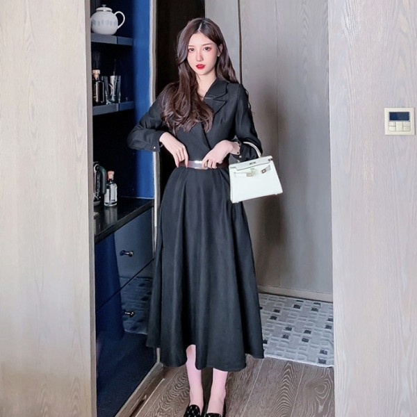 Rochie de dama cu croiala lejera de lungime medie de culoare neagra cu curea