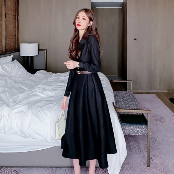 Rochie de dama cu croiala lejera de lungime medie de culoare neagra cu curea