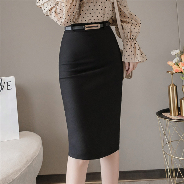 Stílusos női szoknya övvel és magas derékkal, fekete és piros színben