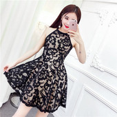 Κομψό δαντελωτό γυναικείο φόρεμα σε λευκό, κόκκινο και μαύρο χρώμα