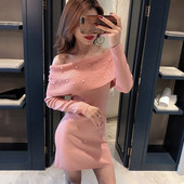 Rochie scurta tricotata cu perle si umerii goi in roz si negru