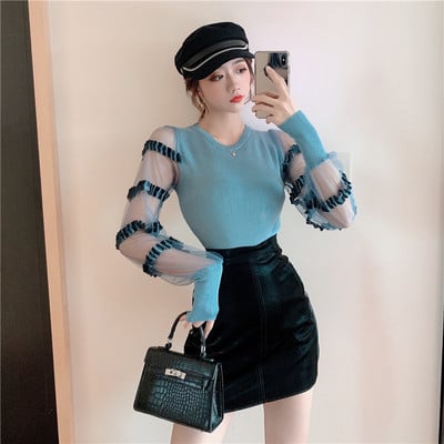 Vékony kötésből készült női testhezálló blúz, tüll ujjú fürtökkel