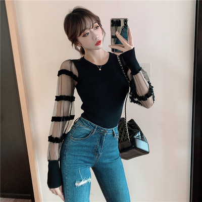 Vékony kötésből készült női testhezálló blúz, tüll ujjú fürtökkel