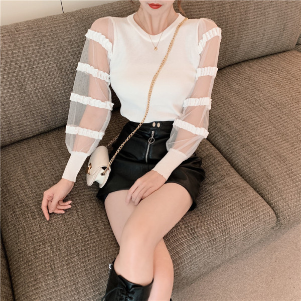 Vékony kötésből készült női testhezálló blúz, tüll ujjú fürtökkel