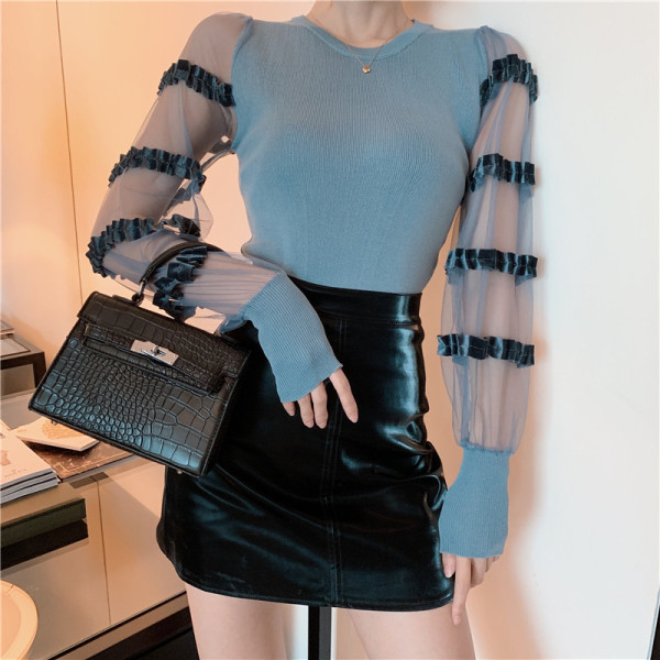 Vékony kötésből készült női testhezálló blúz, tüll ujjú fürtökkel