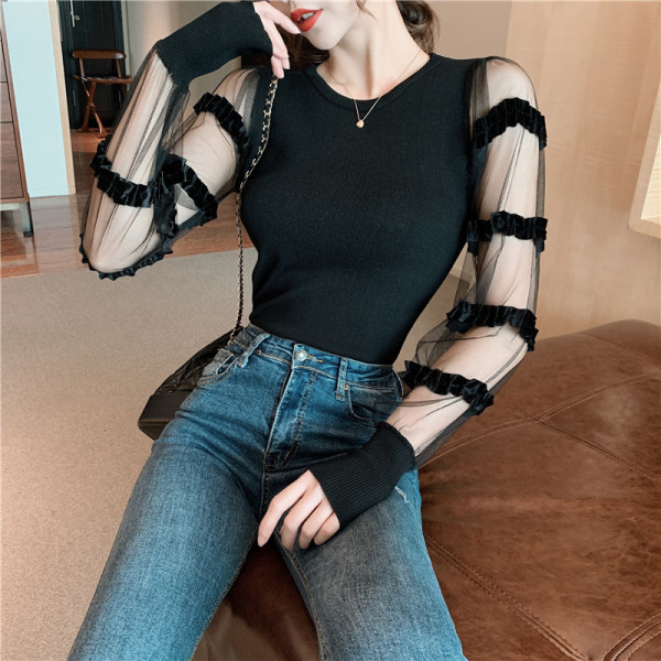 Vékony kötésből készült női testhezálló blúz, tüll ujjú fürtökkel