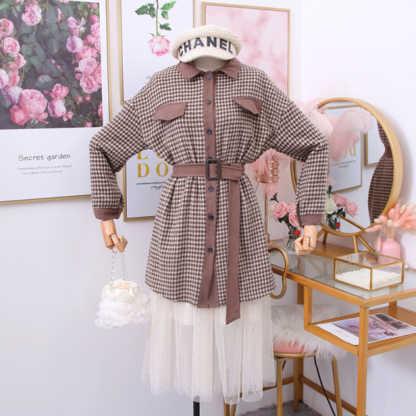 Cămașă modernă de damă cu guler clasic, curea și nasturi în negru și maro