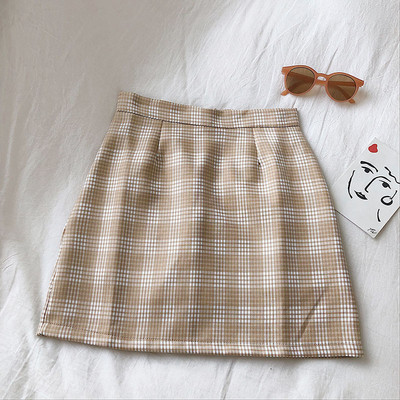 Kockás női szoknya piros, bézs és fekete színben, magas derékkal