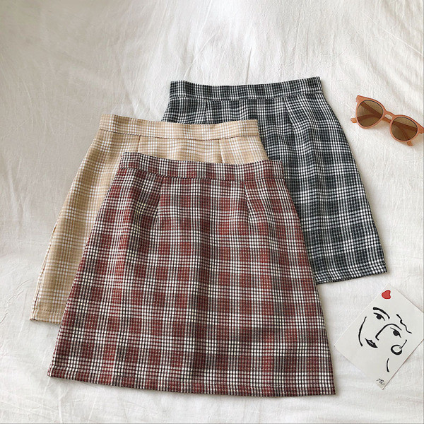 Kockás női szoknya piros, bézs és fekete színben, magas derékkal