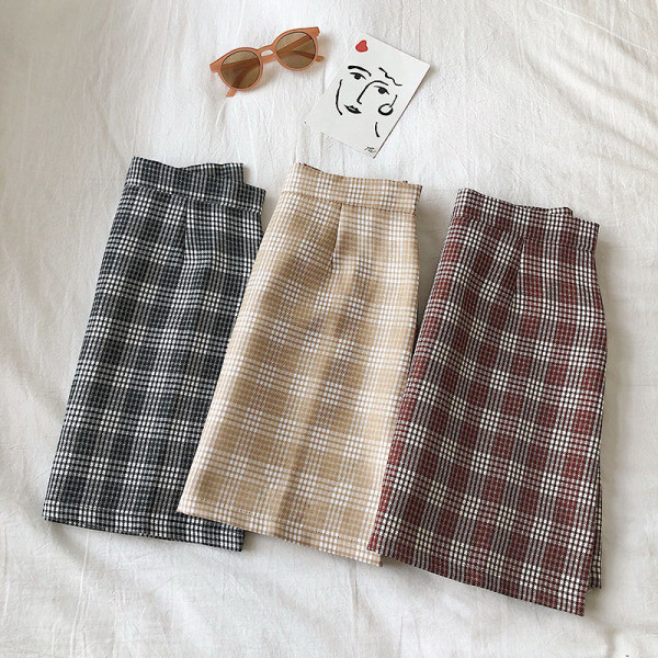 Kockás női szoknya piros, bézs és fekete színben, magas derékkal