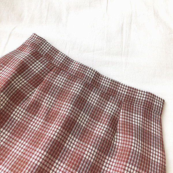 Kockás női szoknya piros, bézs és fekete színben, magas derékkal