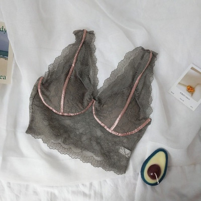 Szürke, rózsaszín és fekete széles pántokkal ellátott csipke mellszobor