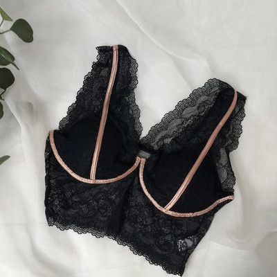 Szürke, rózsaszín és fekete széles pántokkal ellátott csipke mellszobor