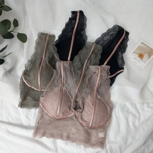 Szürke, rózsaszín és fekete széles pántokkal ellátott csipke mellszobor