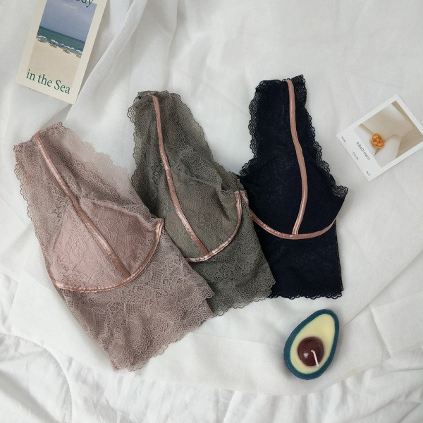 Szürke, rózsaszín és fekete széles pántokkal ellátott csipke mellszobor