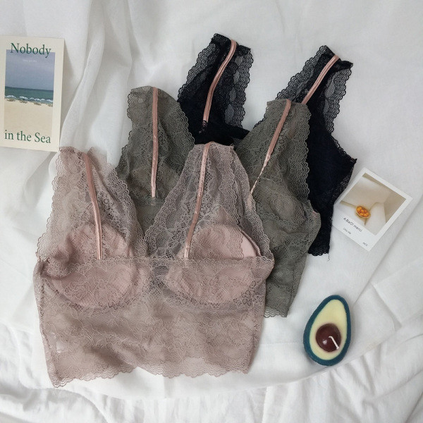 Szürke, rózsaszín és fekete széles pántokkal ellátott csipke mellszobor