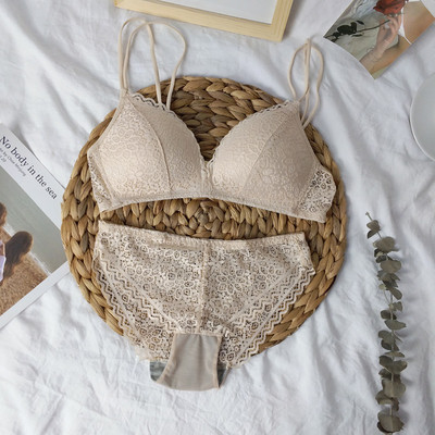 Elegáns női csipke szett melltartóból és bikiniből fekete, bézs, fehér és piros színben
