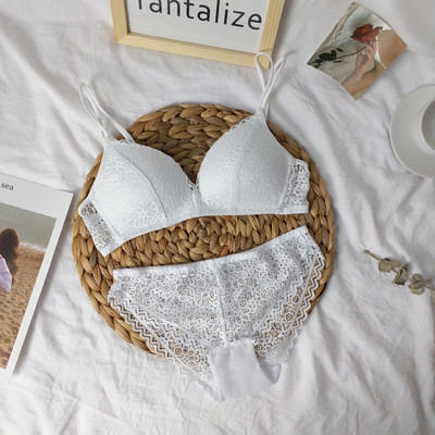 Elegáns női csipke szett melltartóból és bikiniből fekete, bézs, fehér és piros színben