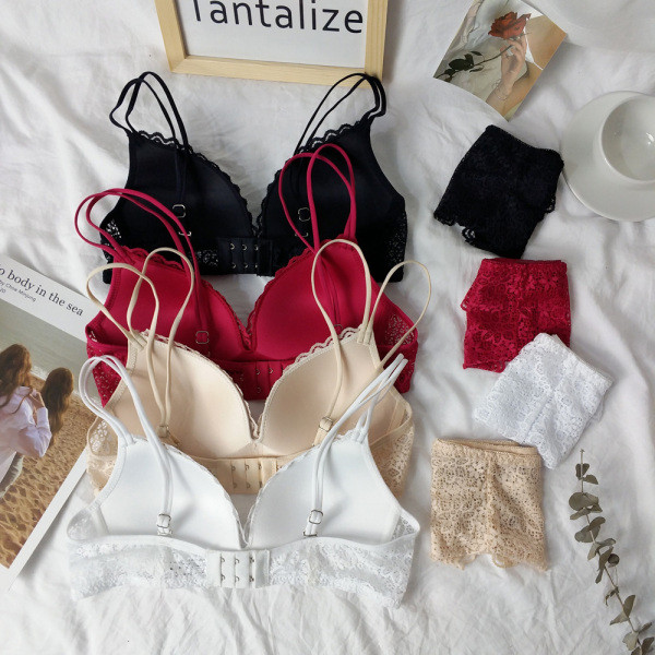 Elegáns női csipke szett melltartóból és bikiniből fekete, bézs, fehér és piros színben