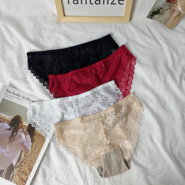 Elegáns női csipke szett melltartóból és bikiniből fekete, bézs, fehér és piros színben