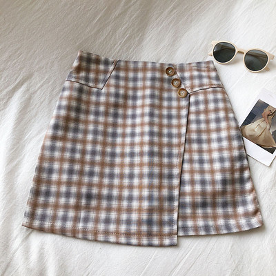 Rövid női szoknya szürke, fekete és zöld színben, magas derékkal és gombokkal