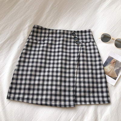 Rövid női szoknya szürke, fekete és zöld színben, magas derékkal és gombokkal