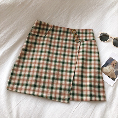 Rövid női szoknya szürke, fekete és zöld színben, magas derékkal és gombokkal