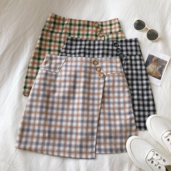 Rövid női szoknya szürke, fekete és zöld színben, magas derékkal és gombokkal