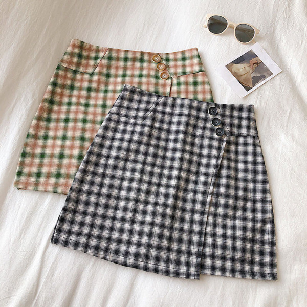 Rövid női szoknya szürke, fekete és zöld színben, magas derékkal és gombokkal