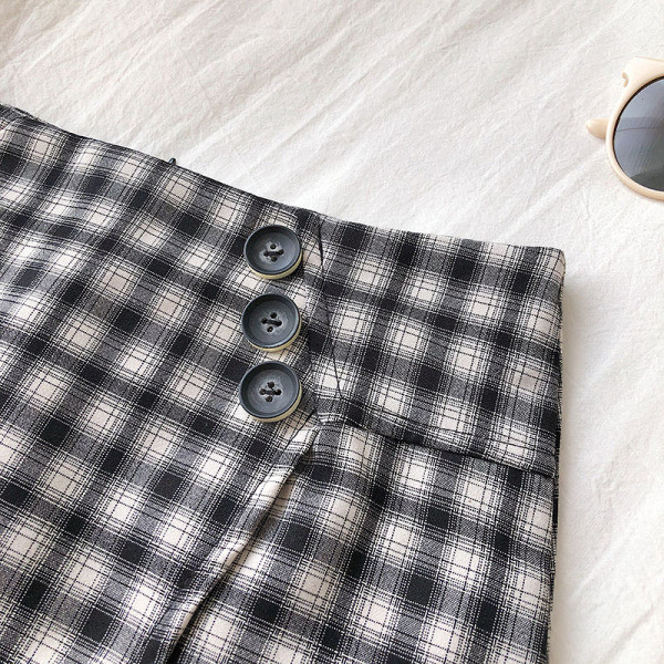 Rövid női szoknya szürke, fekete és zöld színben, magas derékkal és gombokkal