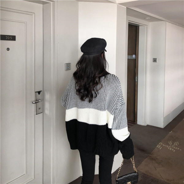 Μοντέρνα γυναικεία ζακέτα σε στυλ μπουφάν σε μαύρο χρώμα