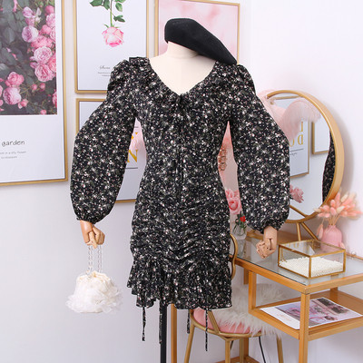 Modern női ruha széles ujjú, virágos motívumokkal, bézs és fekete színben